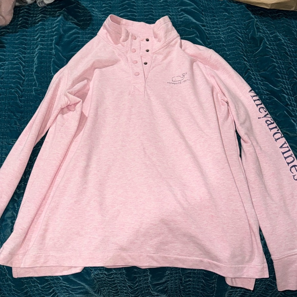 Lightly used pink vineyard vines sweatshirt. very cute!